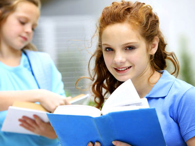 Junge Studentin mit Mädchen beim Lernen